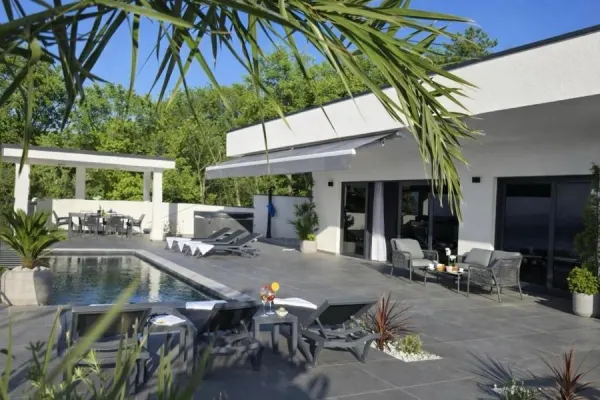 Moderne Villa mit Swimmingpool und Panorama-Meerblick, Bild 3