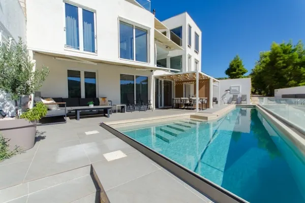 Moderne Villa mit drei Wohneinheiten, Bild 2