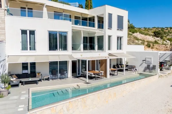 Moderne Villa mit drei Wohneinheiten, Bild 3