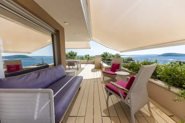 Luxuriöse Villa mit Indoor-Pool in sehr gefragter Lage in der ersten Reihe, Bild 3