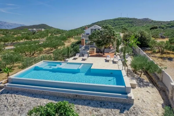 Mediterranes Anwesen mit Steinhaus, Swimmingpool und großem Grundstück, Bild 2