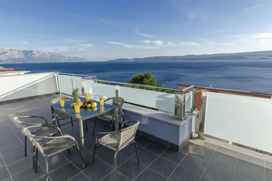 Apartmenthaus mit Pool nahe dem Meer