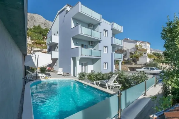 Apartmenthaus mit Pool nahe dem Meer, Bild 2