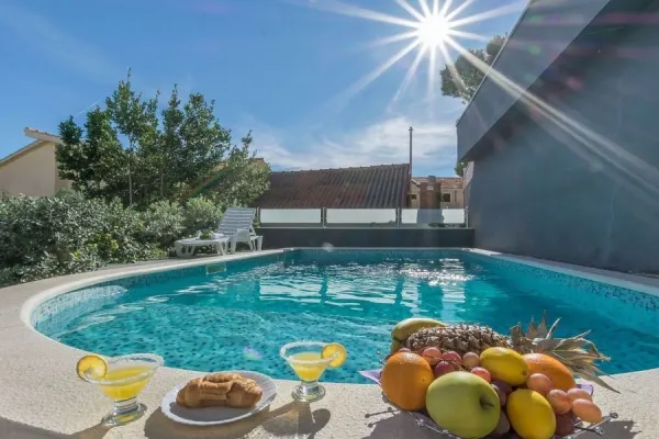 Apartmenthaus mit Pool nahe dem Meer, Bild 3
