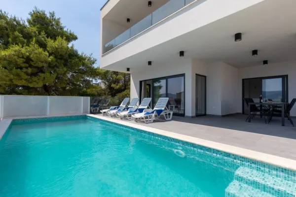 Moderne Villa mit Pool und Blick auf das Meer, Bild 2