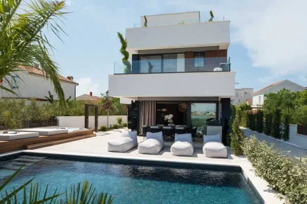 Moderne Luxusvilla direkt am Meer, Region Zadar, Bild 3