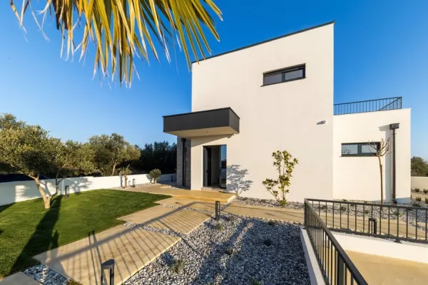 Moderne Neubau-Villa mit Swimmingpool, Bild 2