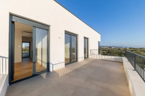 Moderne Neubau-Villa mit Swimmingpool, Bild 3