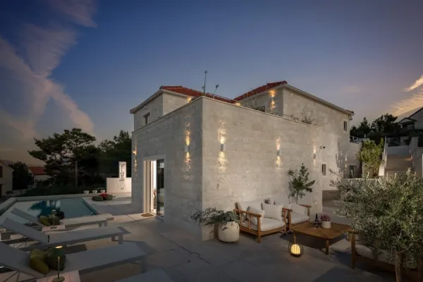 Mediterrane Steinvilla mit Swimmingpool und Blick auf das Meer, Bild 2