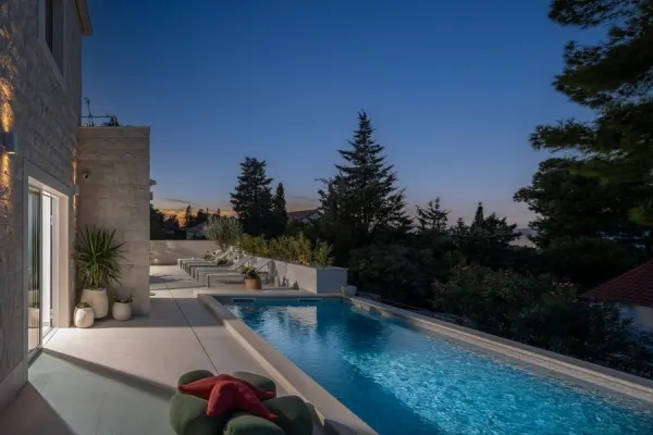 Mediterrane Steinvilla mit Swimmingpool und Blick auf das Meer, Bild 3