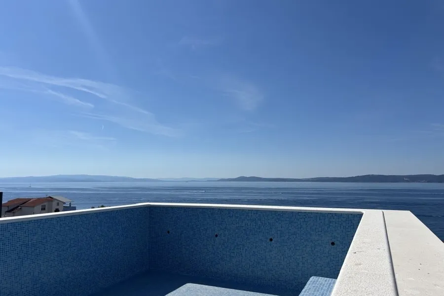 Modernes Penthouse mit Pool auf der Dachterrasse