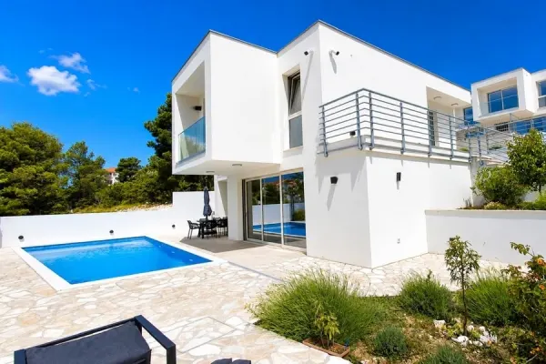 Moderne Villa mit Pool und Meerblick, Region Sibenik, Bild 2