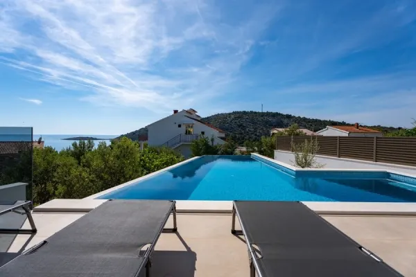 Moderne Villa mit Panorama-Meerblick und Swimmingpool, Region Rogoznica, Bild 2