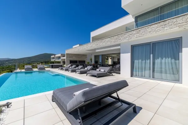 Luxusvilla mit Panorama-Meerblick, Pool und Jacuzzi, Bild 3
