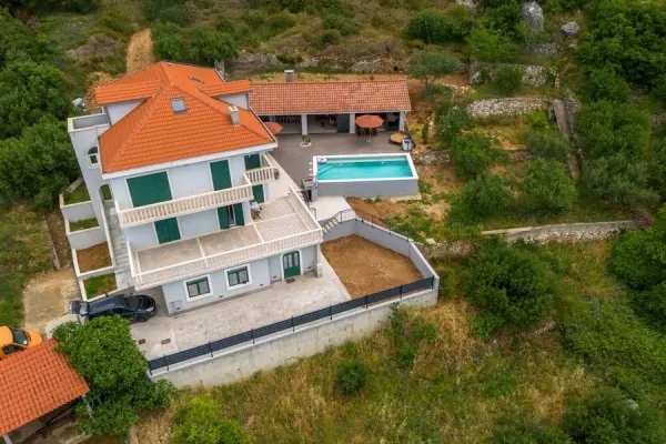 Villa mit Pool, sechs Bädern und Sommerküche nahe Omis, Bild 3