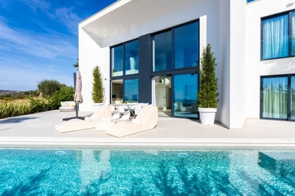 Luxuriöse Villa mit Swimmingpool und Meerblick, Bild 2