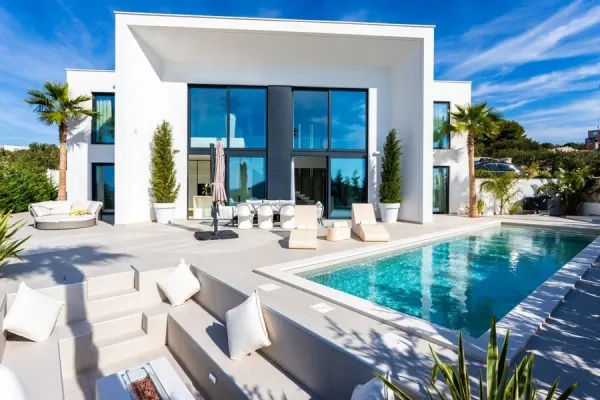 Luxuriöse Villa mit Swimmingpool und Meerblick, Bild 3