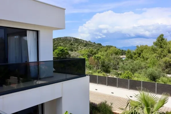 Neue Villa mit Pool und Meerblick, ca. 80 Meter zum Meer, Bild 2