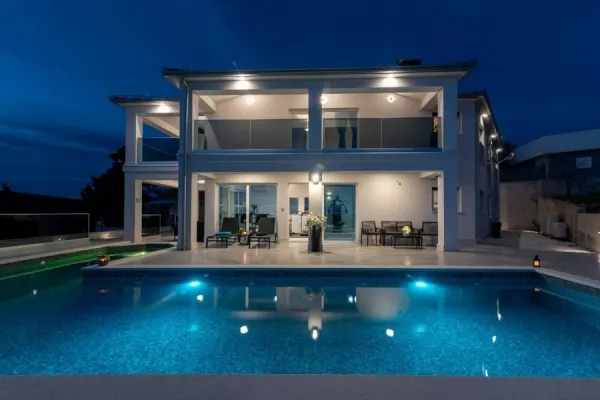 Luxusvilla mit Infinity-Pool in Panoramalage, Bild 2