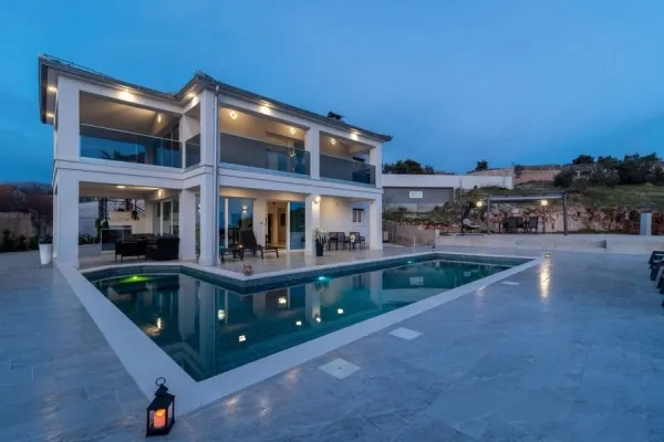Luxusvilla mit Infinity-Pool in Panoramalage, Bild 3