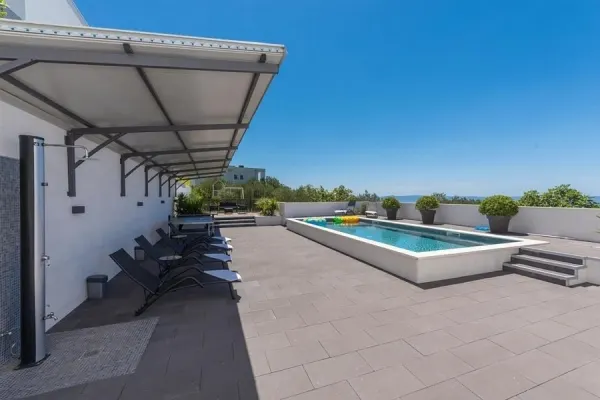 Moderne Villa mit Panorama-Meerblick und Pool, Bild 2