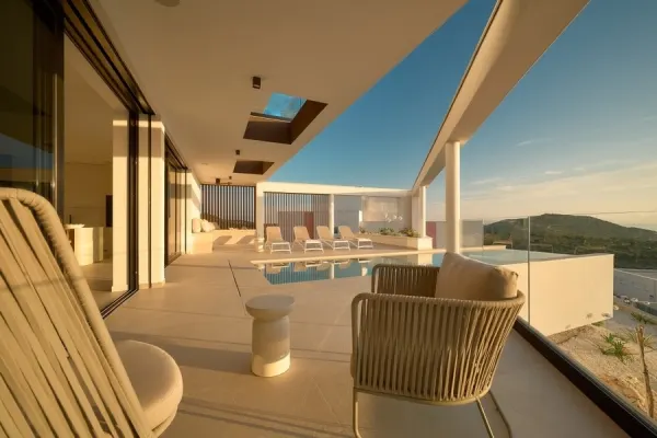 Moderne Luxusvilla mit Infinity-Pool und Meerblick, Bild 3
