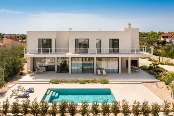 Moderne Luxusvilla mit Pool und Meerblick, Bild 2