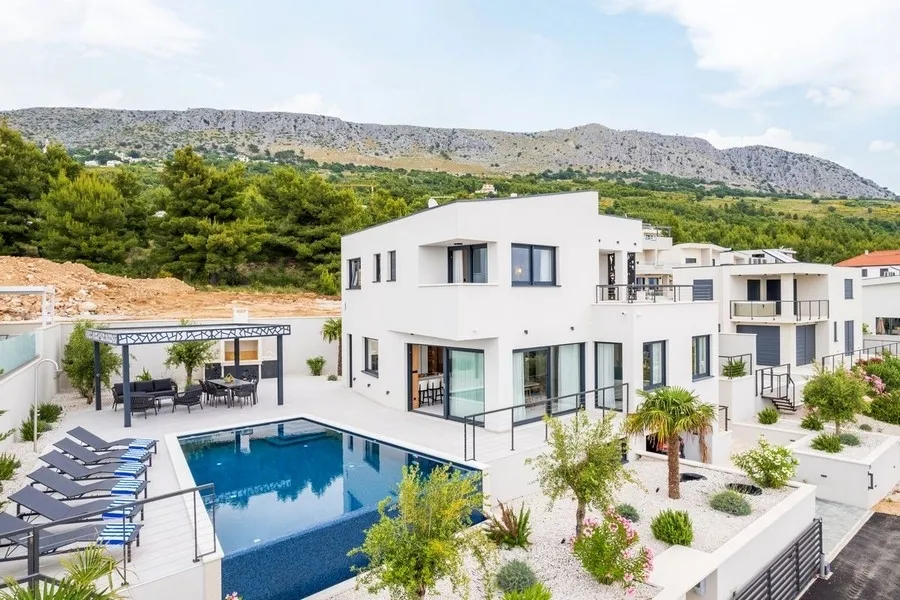 Neu erbaute Villa mit Infinity-Pool und Meerblick