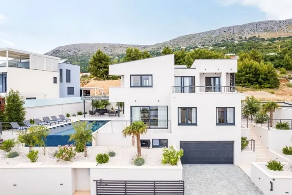 Neu erbaute Villa mit Infinity-Pool und Meerblick, Bild 2