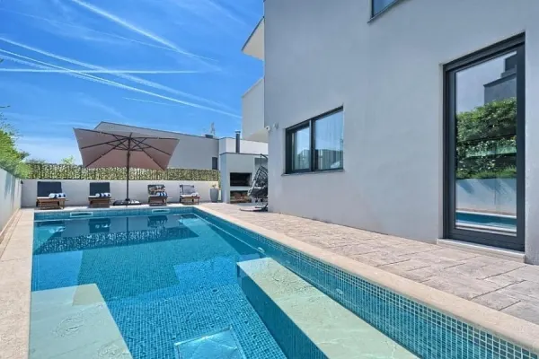 Moderne Luxusvilla mit beheiztem Pool und Meerblick, Bild 2