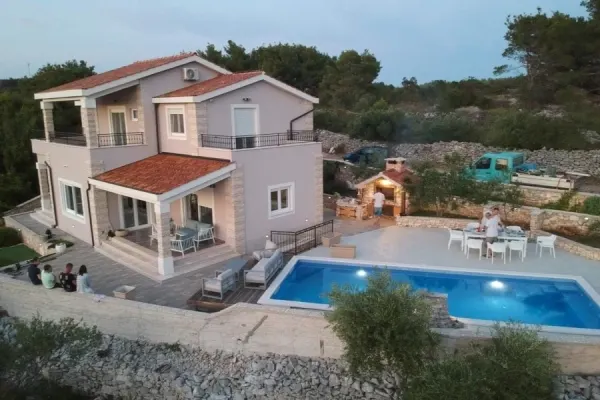Mediterrane Villa mit Swimmingpool und Meerblick, Bild 3