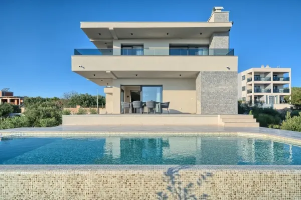 Luxusvilla mit Swimmingpool und Meerblick, Bild 2