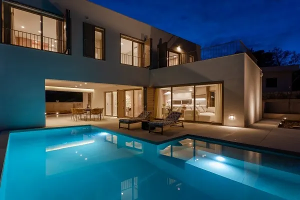 Moderne Villa mit Swimmingpool und Meerblick, Bild 2