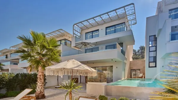 Neubau-Luxusvillen mit Pool und Meerblick in erster Meereslinie, Bild 2