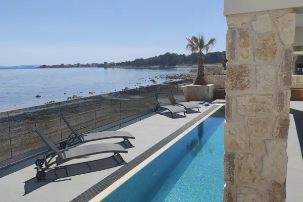 Moderne Villa mit Pool in erster Reihe zum Meer, Bild 2