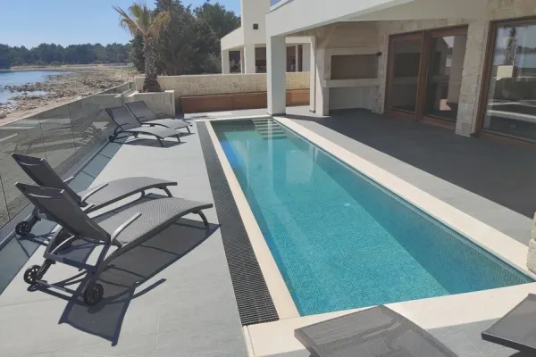 Moderne Villa mit Pool in erster Reihe zum Meer, Bild 3