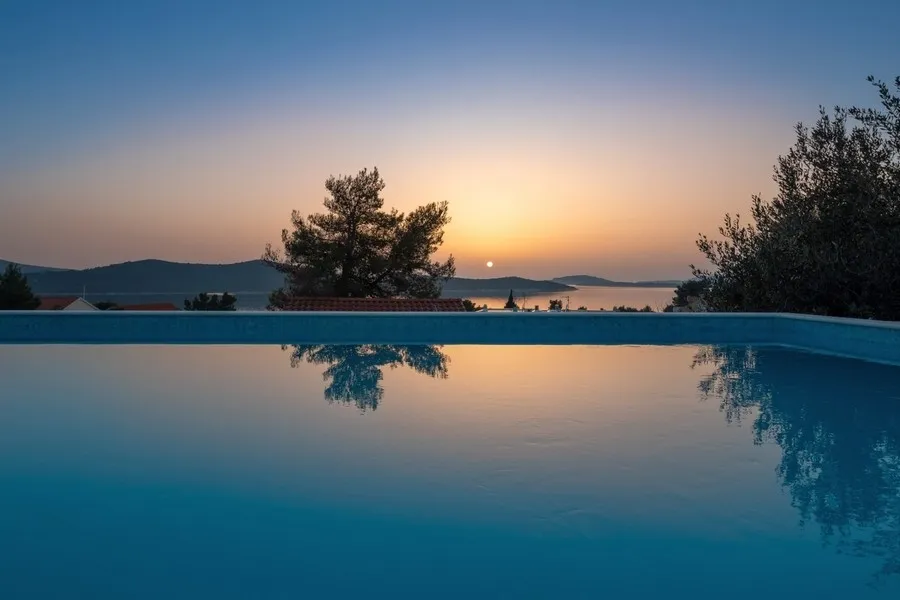 Mediterrane Neubauvilla mit beheiztem Pool und Panoramablick auf das Meer