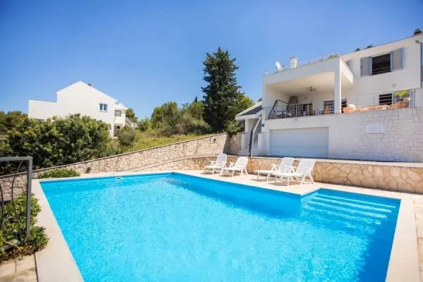 Mediterrane Villa mit Pool und Panorama-Meerblick, Region Sibenik, Bild 2