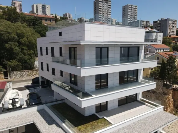 Luxuriöse Neubauwohnung in erster Reihe am Meer mit Panoramablick und Tiefgarage, Bild 2