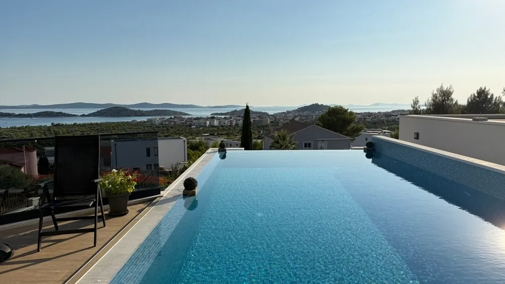 Moderne Villa mit beheiztem Pool, Aufzug und Panoramablick auf das Meer