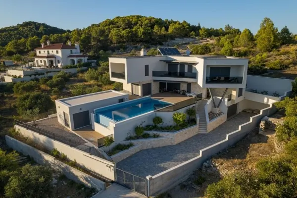 Moderne Villa mit beheiztem Pool, Aufzug und Panoramablick auf das Meer, Bild 2