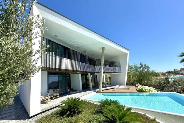 Designervilla mit Infinity-Pool in erster Reihe zum Meer, Bild 2