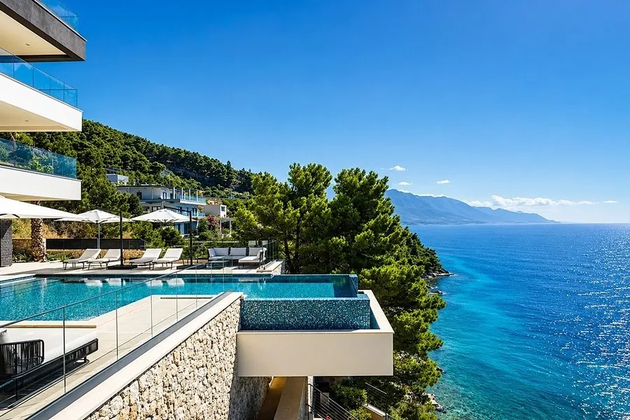 Beeindruckende Luxusvilla in erster Reihe zum Meer mit Infinity-Pool und Wellnessbereich