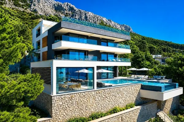 Beeindruckende Luxusvilla in erster Reihe zum Meer mit Infinity-Pool und Wellnessbereich, Bild 3