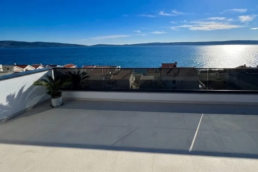 Luxuriöses Penthouse mit großer Dachterrasse und Panorama-Meerblick