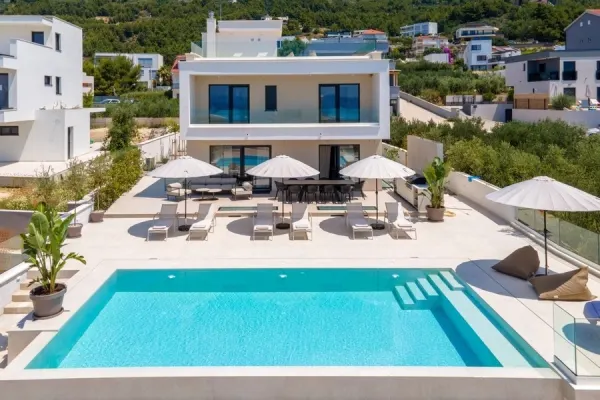 Moderne Villa mit beheiztem Pool, Meerblick und Dachterrasse, Bild 2