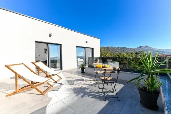 Moderne Villa mit Swimmingpool und Meerblick, Bild 2
