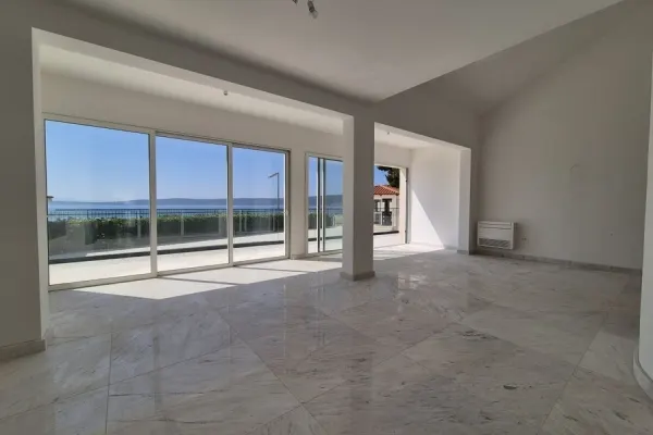 Doppelhaushälfte mit Pool in erster Reihe zum Meer, Bild 3
