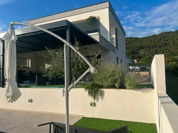 Modernes Neubauhaus mit Swimmingpool und Meerblick, Bild 2