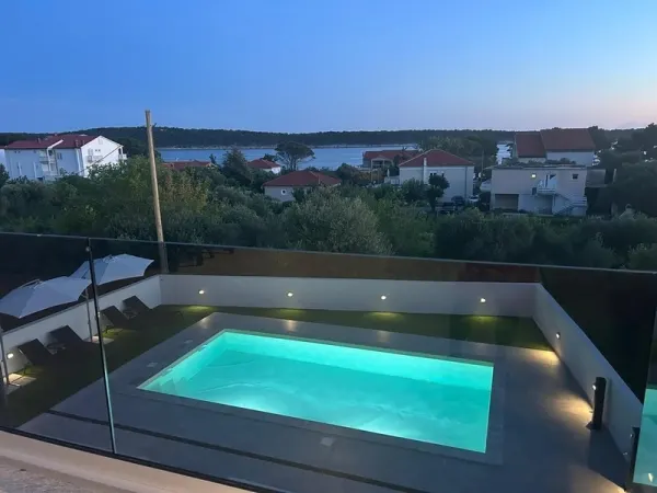 Modernes Neubauhaus mit Swimmingpool und Meerblick, Bild 3